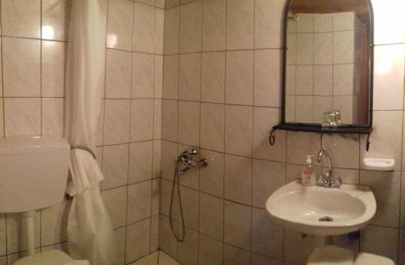 Basic Triple Room image 4