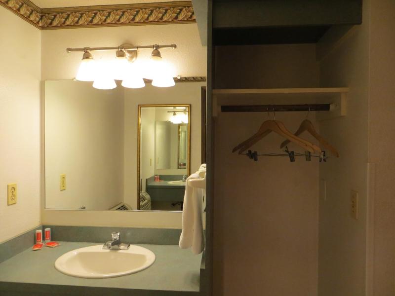 Queen Room - Non-Smoking image 4