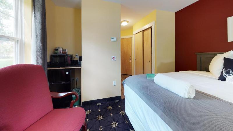 Economy Queen Room with Two Queen Beds image 4