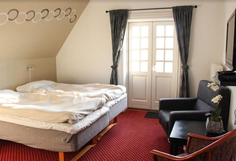 Double Room with Balcony image 4