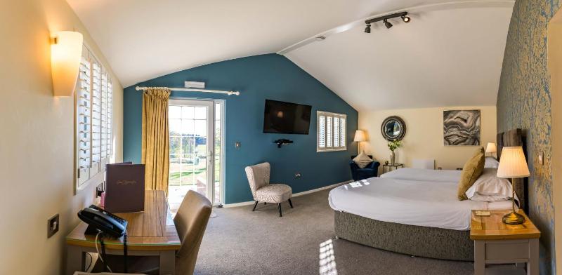 Large Double or Twin Room with Garden View image 2