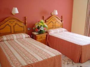 Standard Twin Room image 4