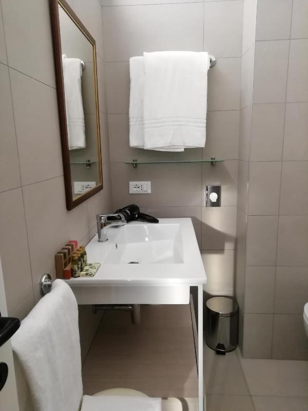 Twin Room image 4