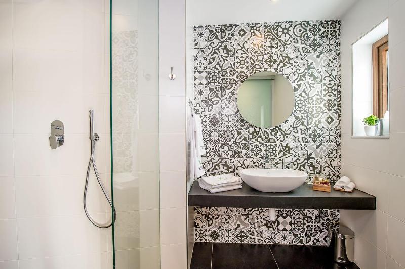Double Room with Balcony image 4