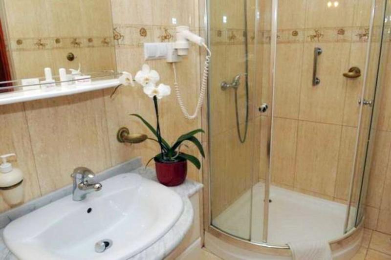 Deluxe Double Room with Balcony image 2