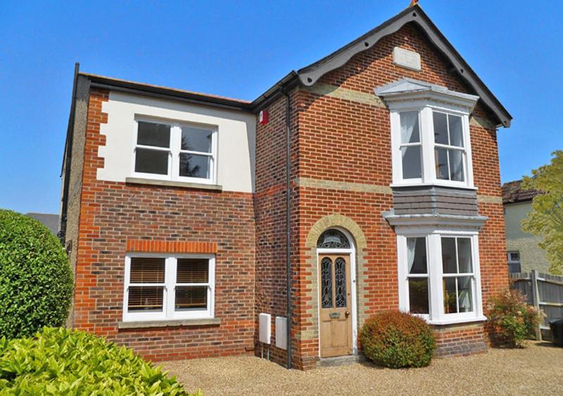 Seven-Bedroom House image 1