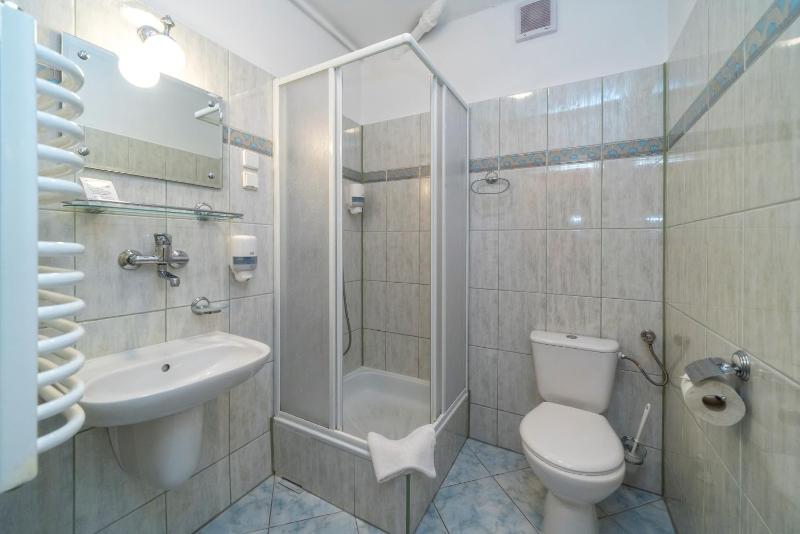 Twin Room image 4