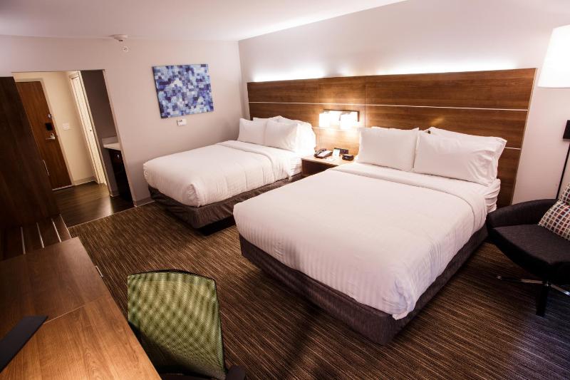 Standard Queen Room with Two Queen Beds image 4