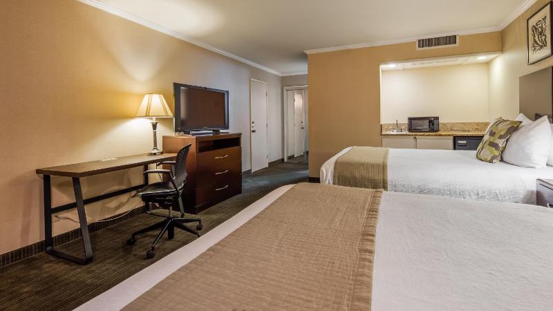 Queen Room with Two Queen Beds - Disability Access - Non Smoking image 3