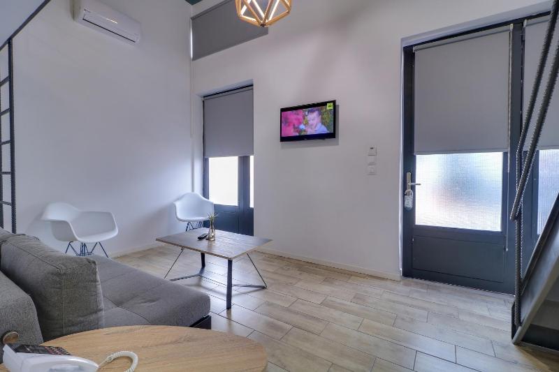 Street Level Superior Loft image 2