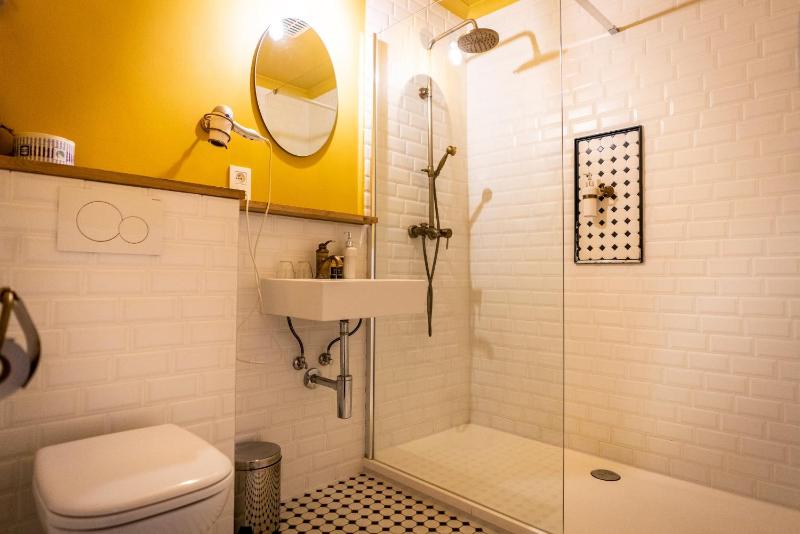 Standard Twin Room image 4