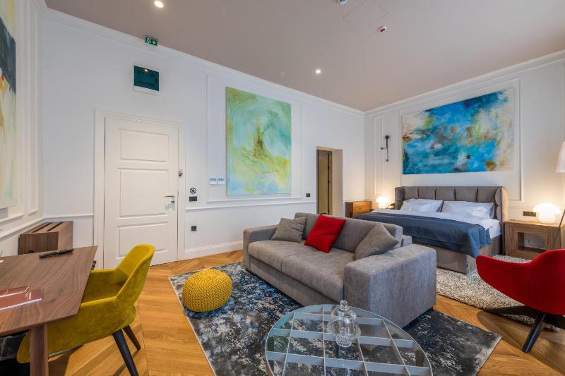 Deluxe Double Room with Balcony image 3