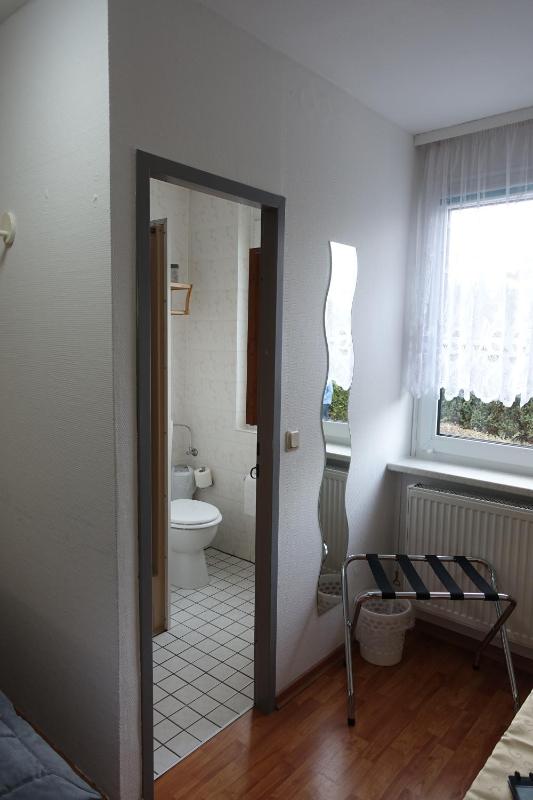 Twin Room image 4