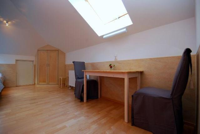 Twin Room image 3