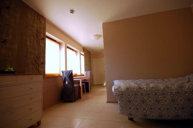 Twin Room image 3