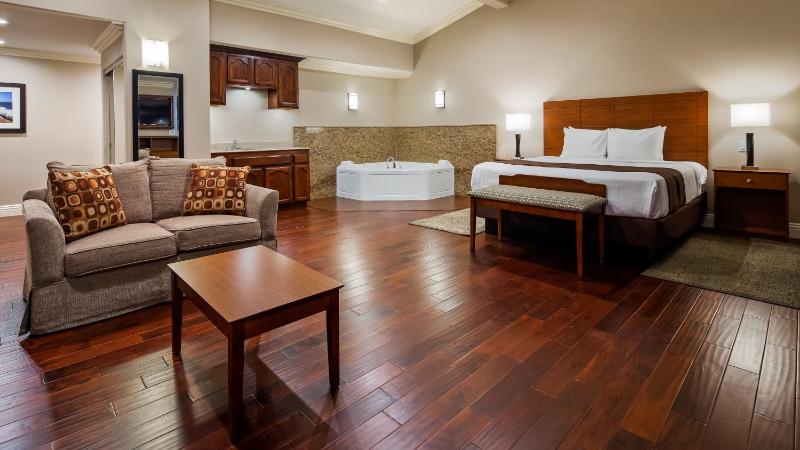 King Suite with Spa Bath - Non-Smoking image 2