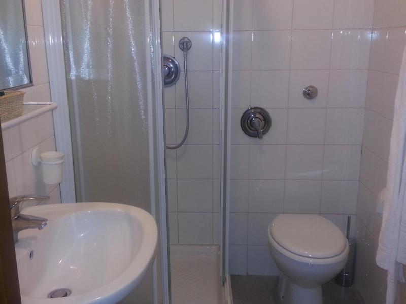 Small Double Room image 4