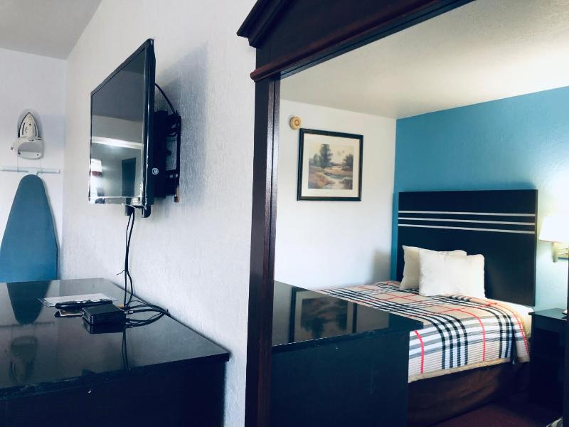 Queen Room with Two Queen Beds - Non Smoking image 2