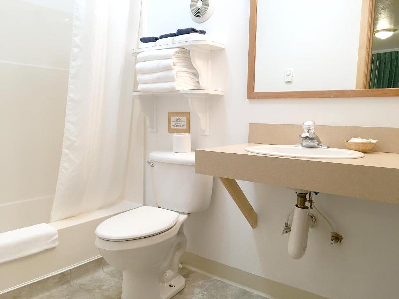 Apartment with Two Queen Beds and Kitchenette - Motel image 3