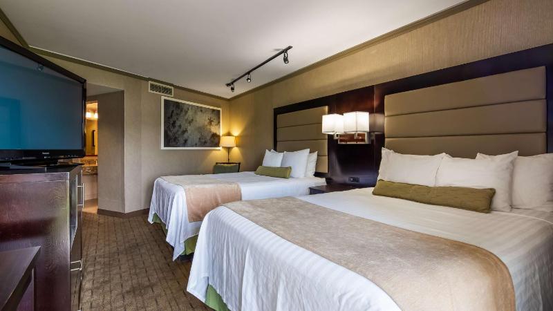 Queen Room with Two Queen Beds and Balcony image 4