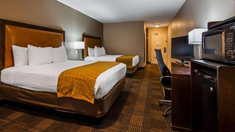 Queen Room with Two Queen Beds - Non-Smoking image 4