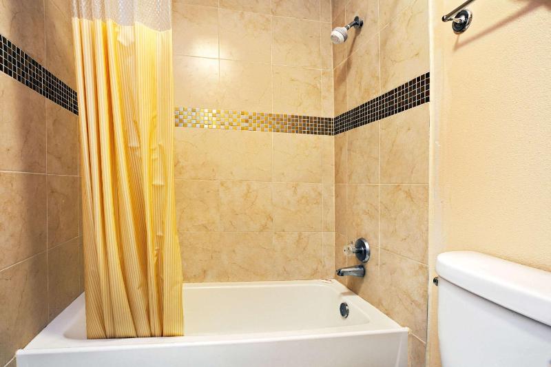 King Room - Non-Smoking image 3