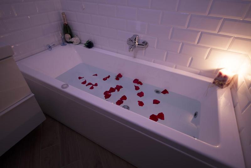 Double Room with Spa Bath image 2