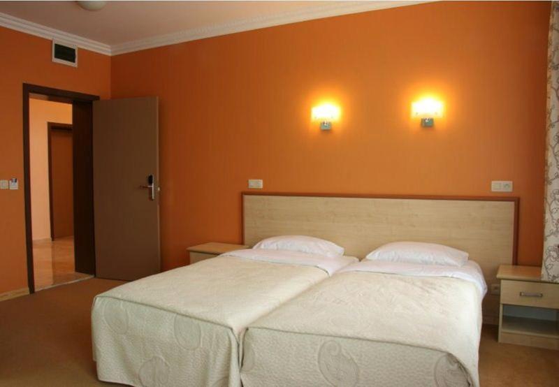 Twin Room image 4