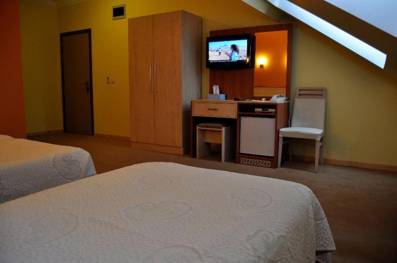 Twin Room image 3