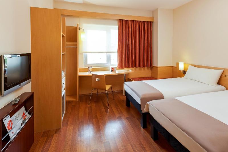 Standard Room with Two Single Beds image 3