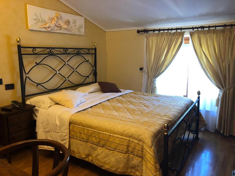 Standard Double Room image 4