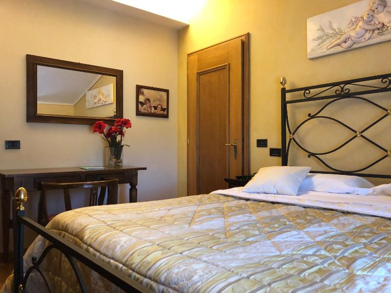 Standard Double Room image 3