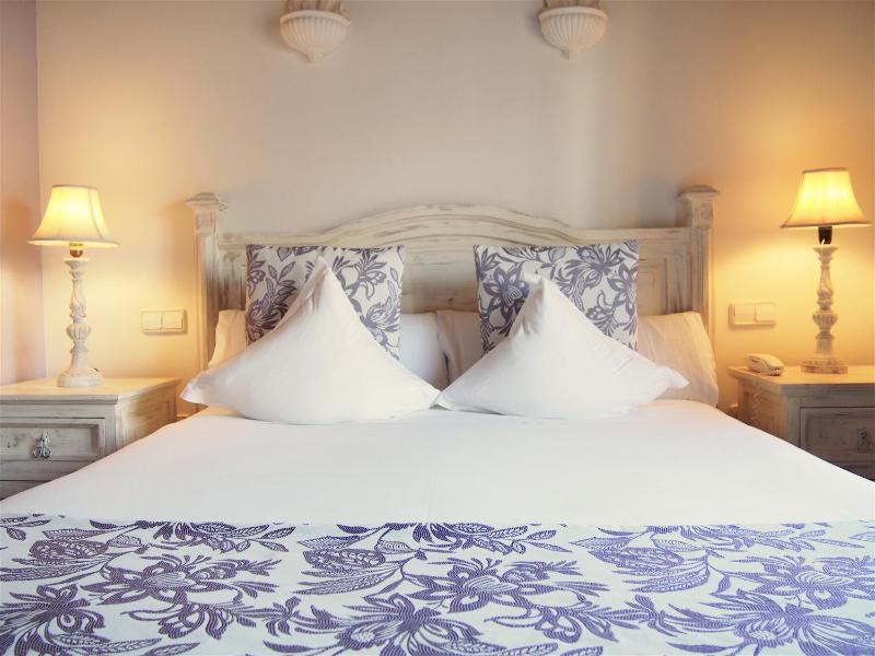 Double Room with Balcony image 1