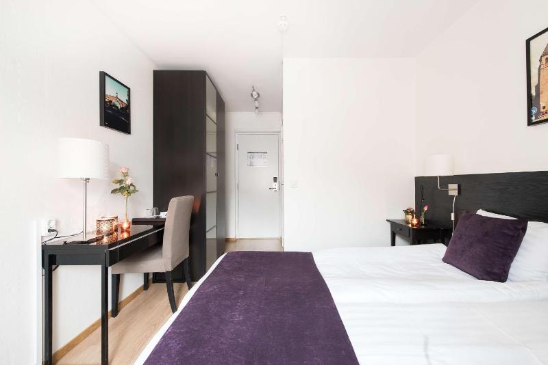 Standard King Room image 4
