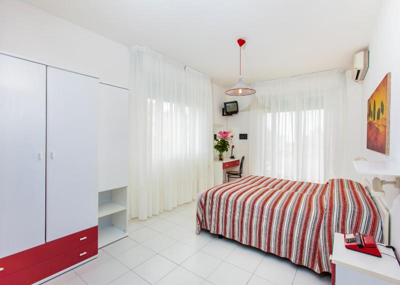 Basic Triple Room image 4