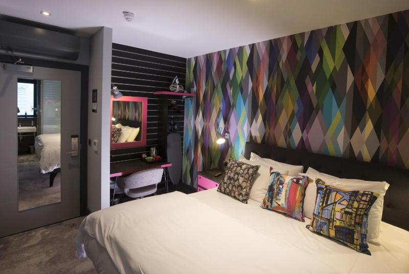 Club Room (FREE GYM & POOL ACCESS) image 3