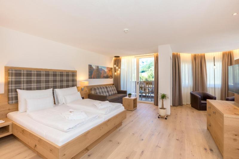 Quadruple Room with Mountain View image 2