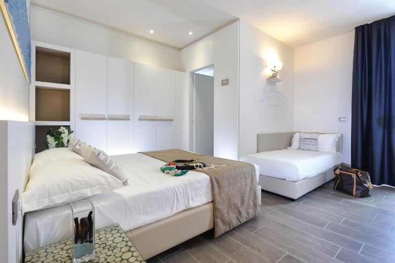 Superior Triple Room image 4