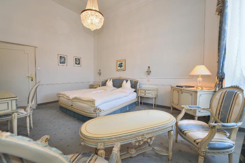Superior Double Room with River View image 3