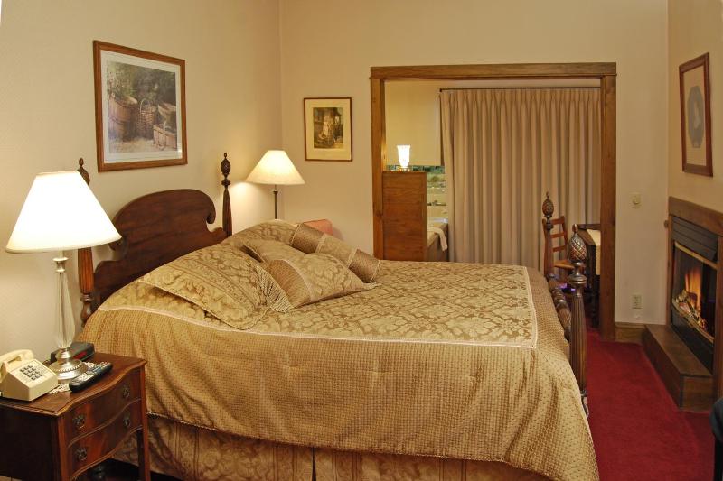 Queen River room Jacuzzi suit  image 1