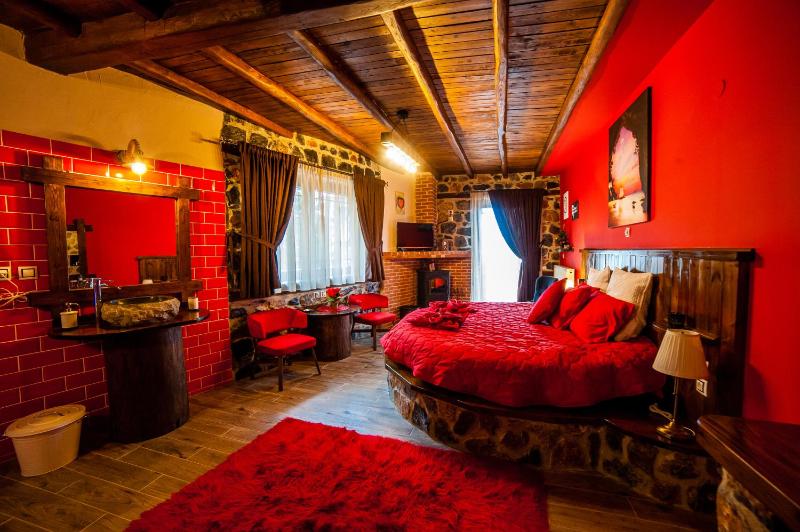 Deluxe Suite with Spa Bath image 4