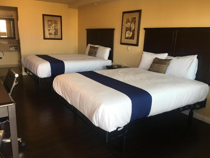 Queen Room with Two Queen Beds image 4