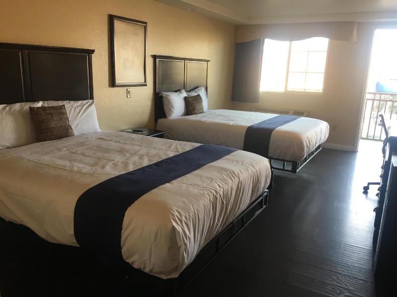 Queen Room with Two Queen Beds image 3