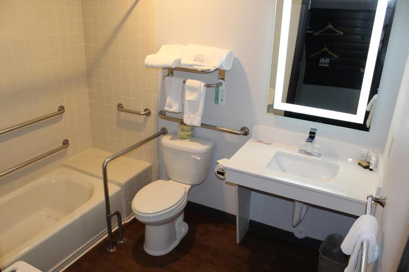 Queen Room - Disability Access image 2