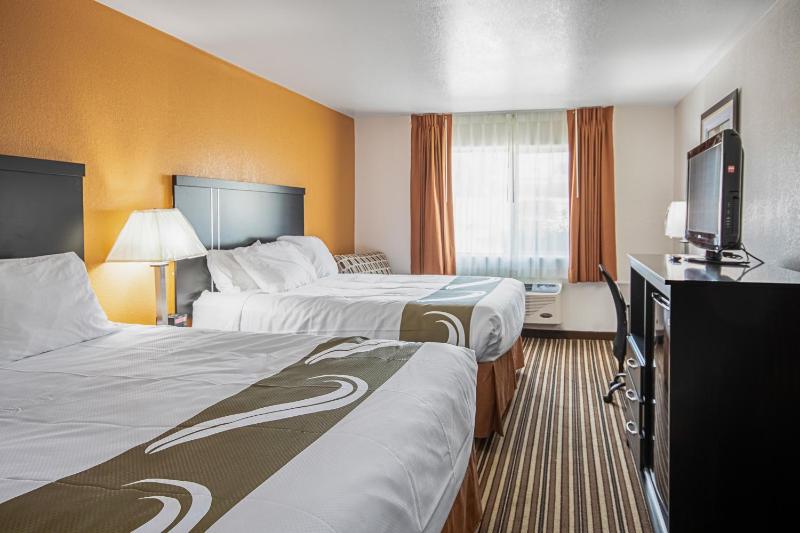 Queen Room with Two Queen Beds - Non-Smoking image 2