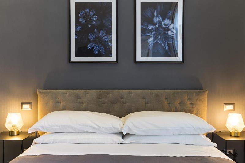 King Room with Balcony image 2