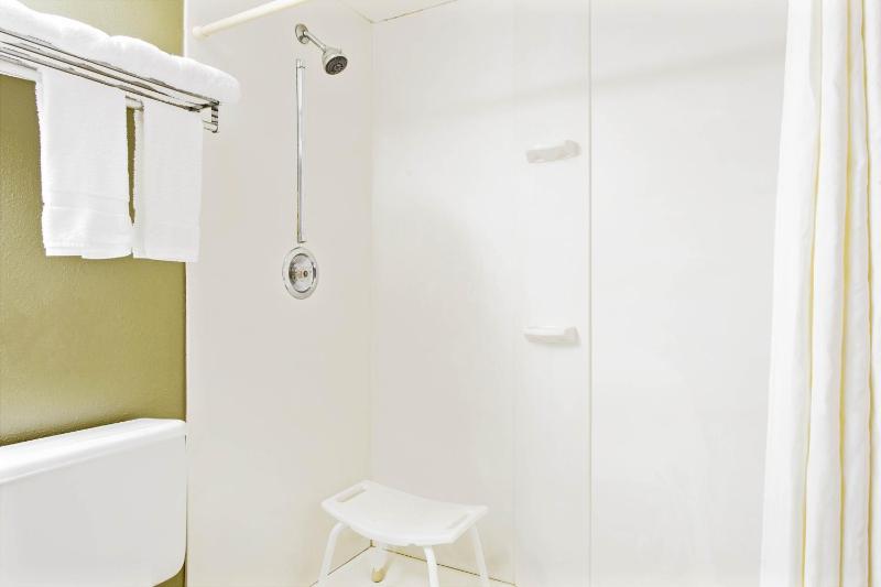 Queen Room - Disability Access - Non-Smoking image 2