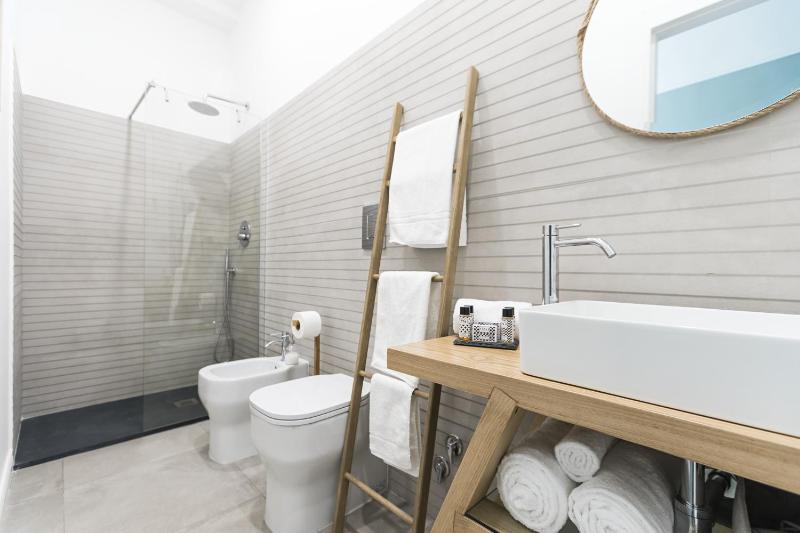 Deluxe Triple Room image 3