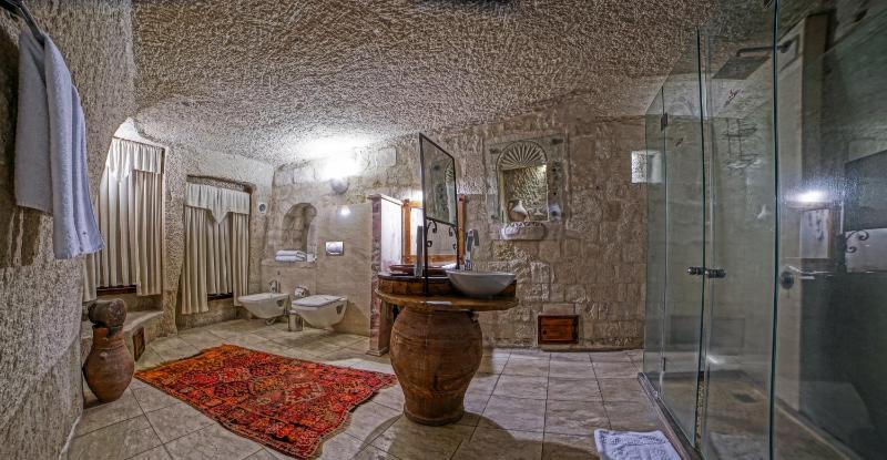 Presidential Cave Suite image 3
