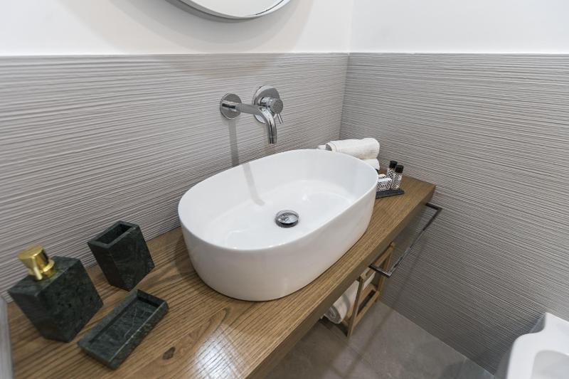 Standard King Room image 4